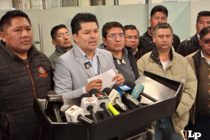 El senador Veliz en conferencia de prensa