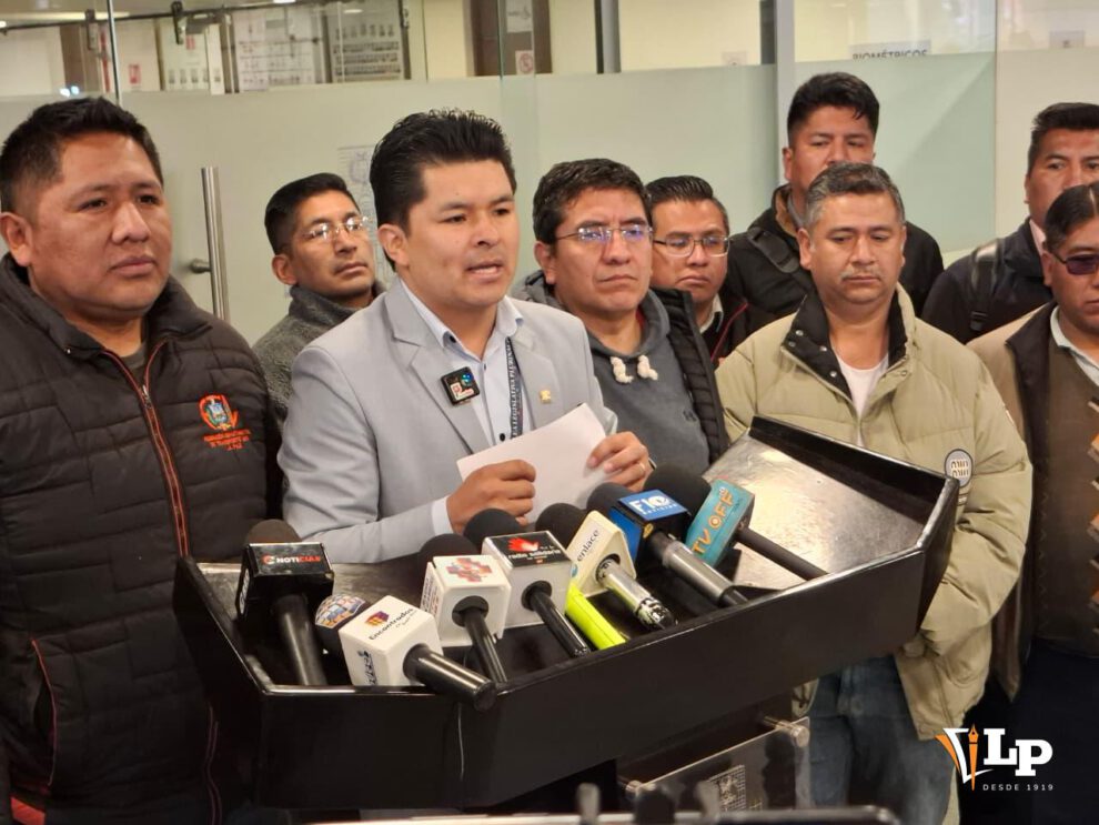 El senador Veliz en conferencia de prensa