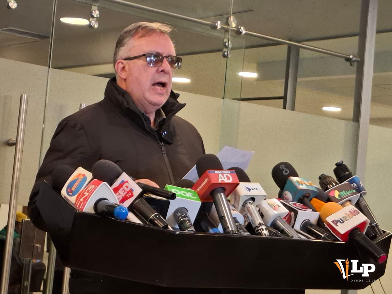 El diputado Alarcón en conferencia de prensa