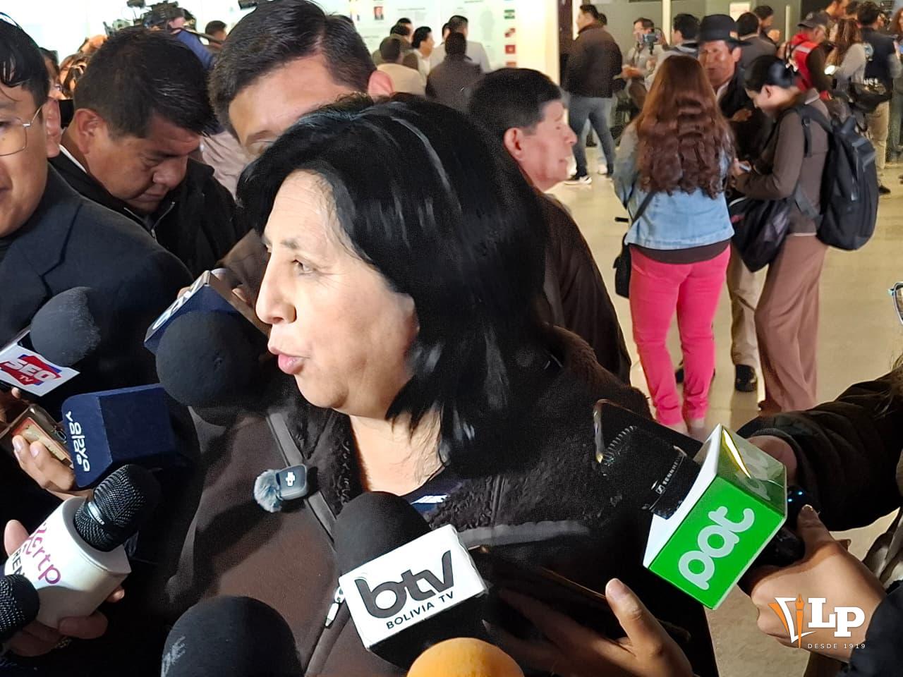 La diputada Bilbao en conferencia de prensa