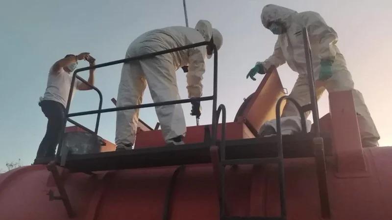 personas en un cisterna