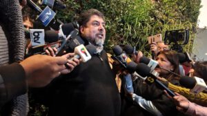 El diputado Zegarra en conferencia de prensa