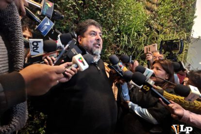 El diputado Zegarra en conferencia de prensa