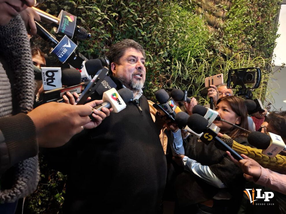 El diputado Zegarra en conferencia de prensa