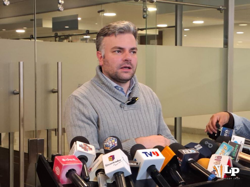 El senador Ormachea en conferencia de prensa