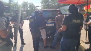 Efectivos policiales deteniendo a dos personas brasileñas