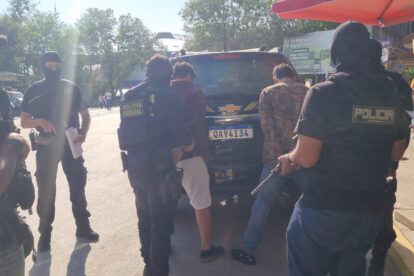 Efectivos policiales deteniendo a dos personas brasileñas