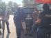 Efectivos policiales deteniendo a dos personas brasileñas