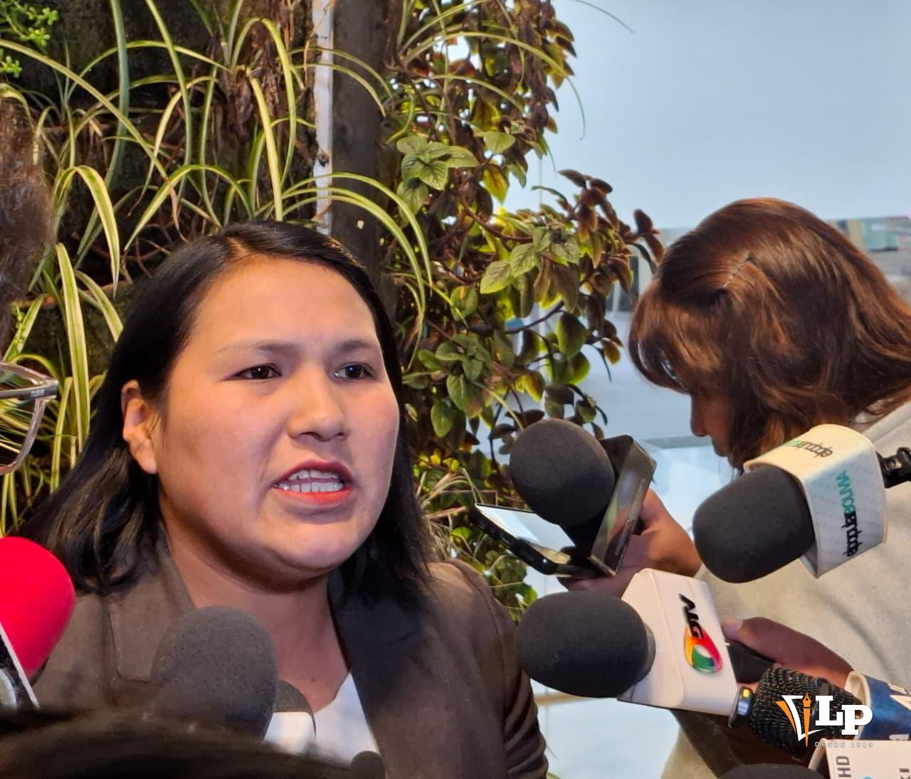 La senadora Pachacute en conferencia de prensa