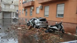 Un vehículo dañado por el terremoto