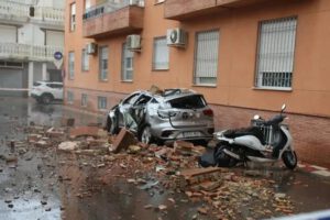 Un vehículo dañado por el terremoto