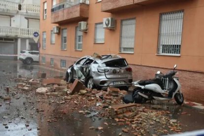 Un vehículo dañado por el terremoto