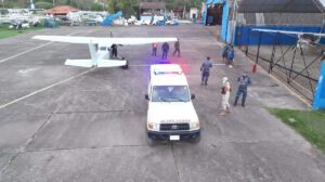 Un avión y una ambulancia