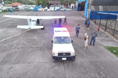 Un avión y una ambulancia