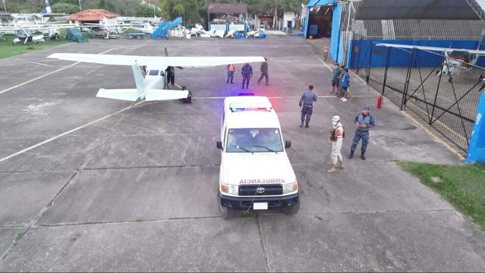 Un avión y una ambulancia