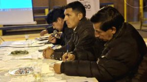 El alcalde de Oruro Iván Quispe (medio) durante una cumbre distrital