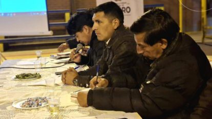 El alcalde de Oruro Iván Quispe (medio) durante una cumbre distrital