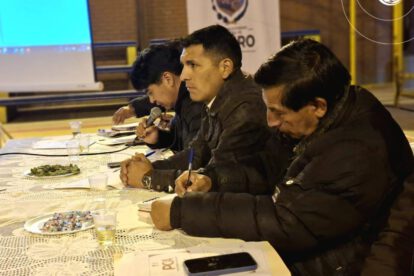 El alcalde de Oruro Iván Quispe (medio) durante una cumbre distrital