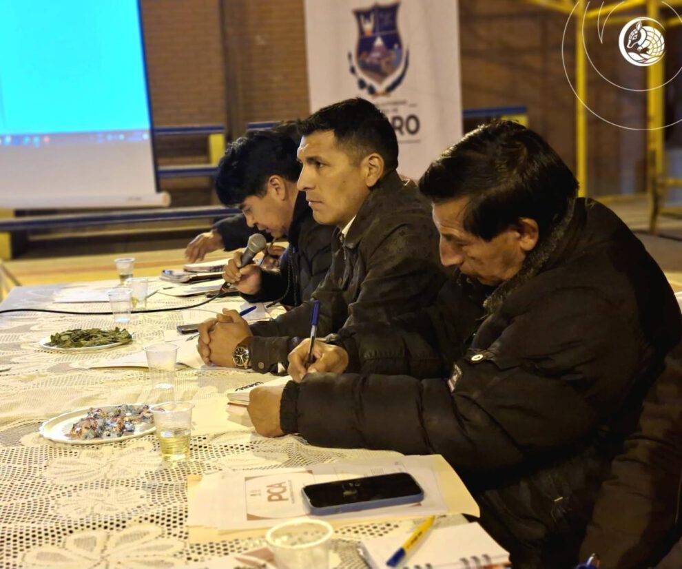 El alcalde de Oruro Iván Quispe (medio) durante una cumbre distrital