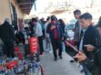 El alcalde frente a las bebidas que estaban por ser desechadas