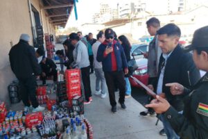 El alcalde frente a las bebidas que estaban por ser desechadas