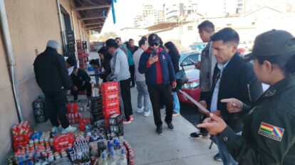 El alcalde frente a las bebidas que estaban por ser desechadas