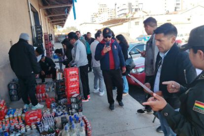 El alcalde frente a las bebidas que estaban por ser desechadas