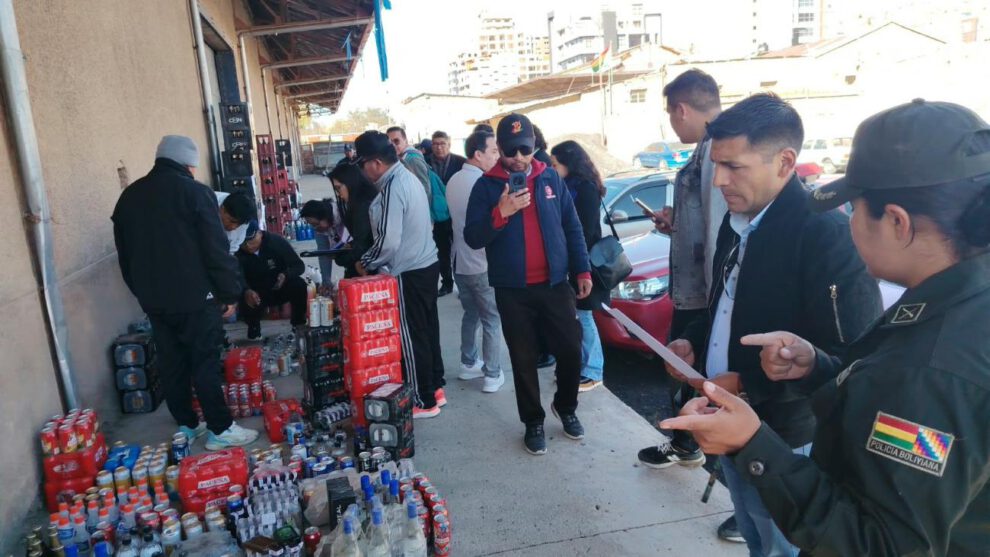 El alcalde frente a las bebidas que estaban por ser desechadas