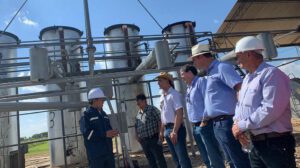 Un grupo de personas inspeccionando una empresa