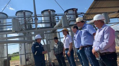 Un grupo de personas inspeccionando una empresa