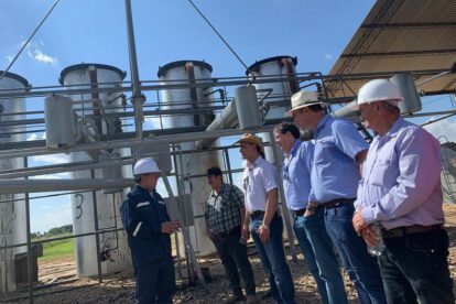 Un grupo de personas inspeccionando una empresa