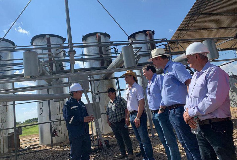 Un grupo de personas inspeccionando una empresa