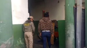 Personal de la Felcc junto a la persona sospechosa