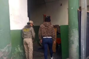 Personal de la Felcc junto a la persona sospechosa