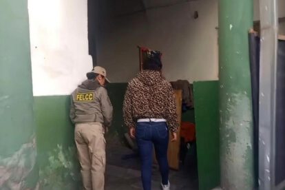 Personal de la Felcc junto a la persona sospechosa