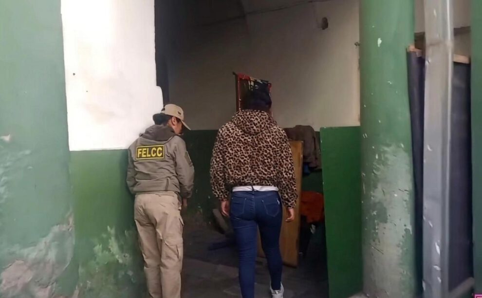 Personal de la Felcc junto a la persona sospechosa