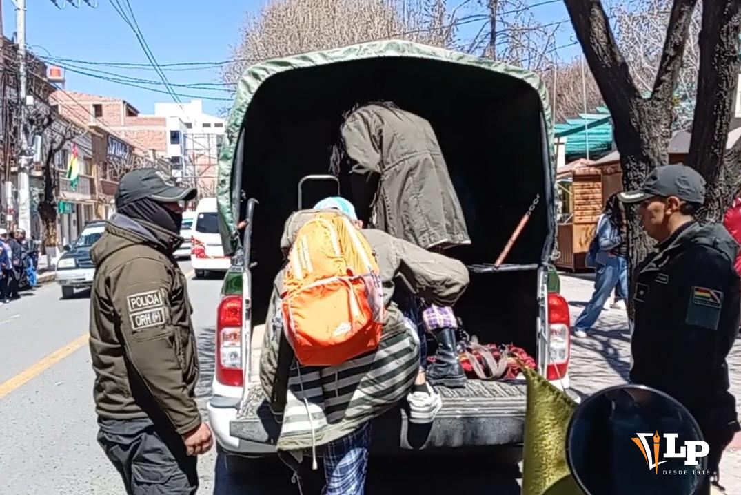Los dos vendedores ambulantes son subidos a una patrulla policial