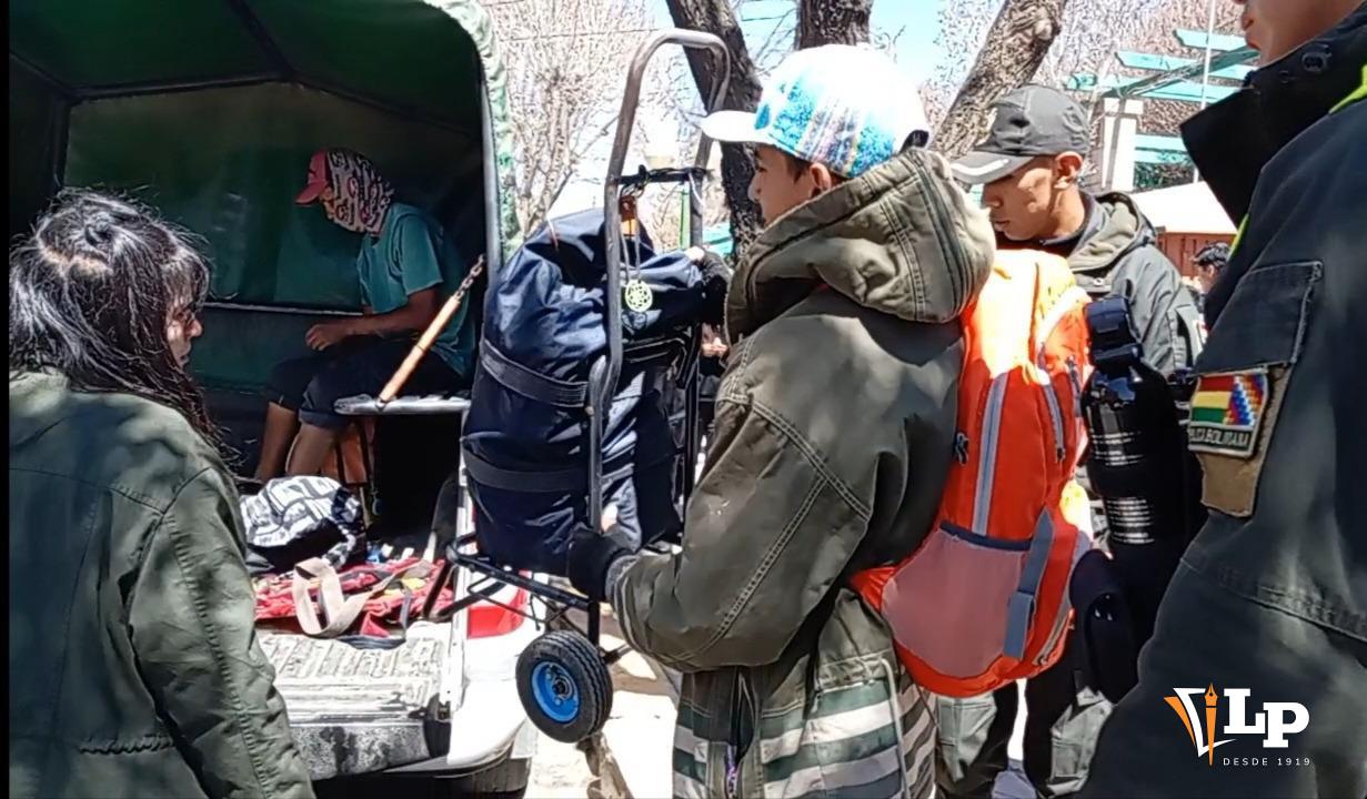 Efectivo policial custodia a uno de los artesanos tras la agresión