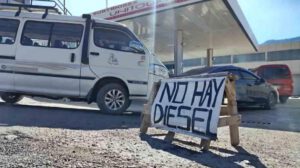 Un minibus en una estación de servicio