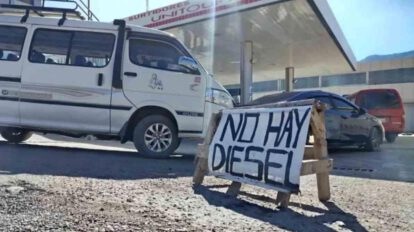 Un minibus en una estación de servicio
