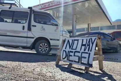 Un minibus en una estación de servicio