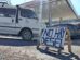 Un minibus en una estación de servicio