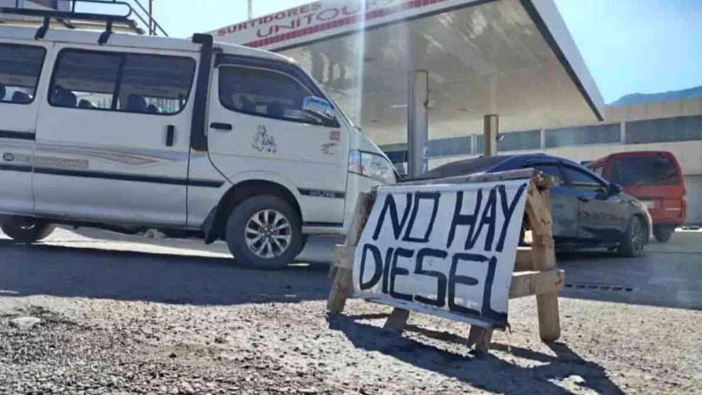 Un minibus en una estación de servicio