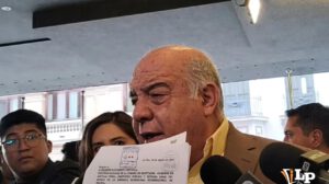 El gerente de la Caja Nacional en conferencia de prensa