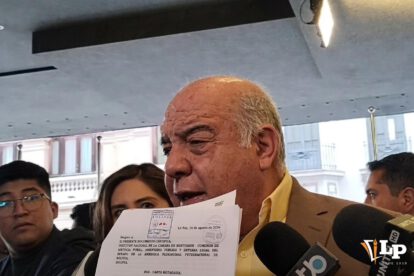 El gerente de la Caja Nacional en conferencia de prensa
