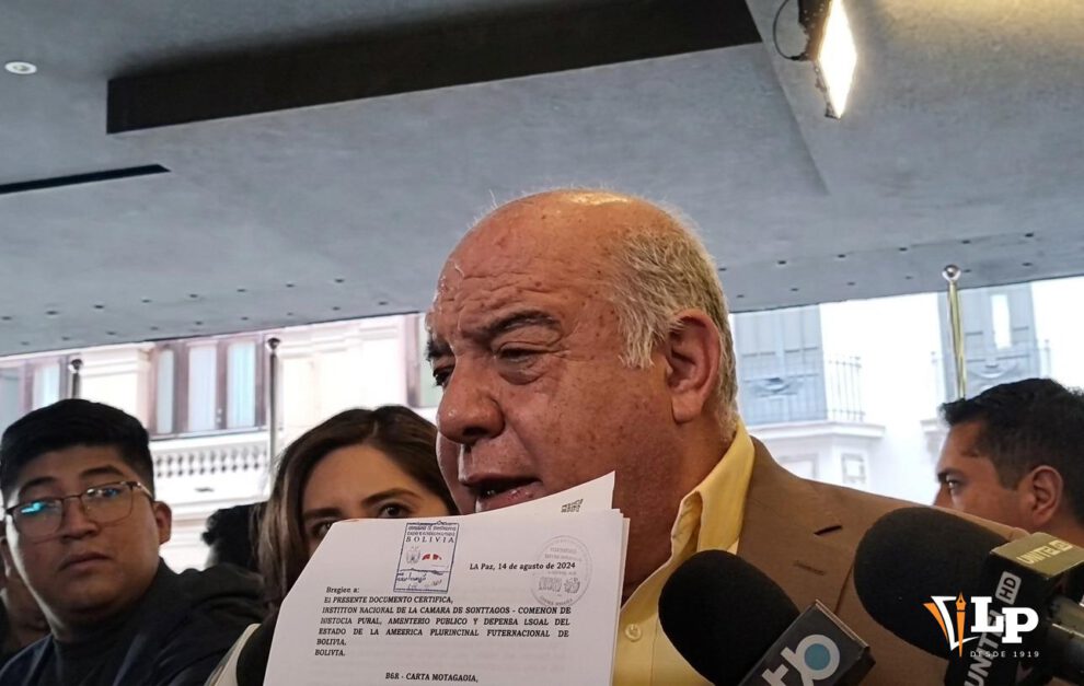 El gerente de la Caja Nacional en conferencia de prensa