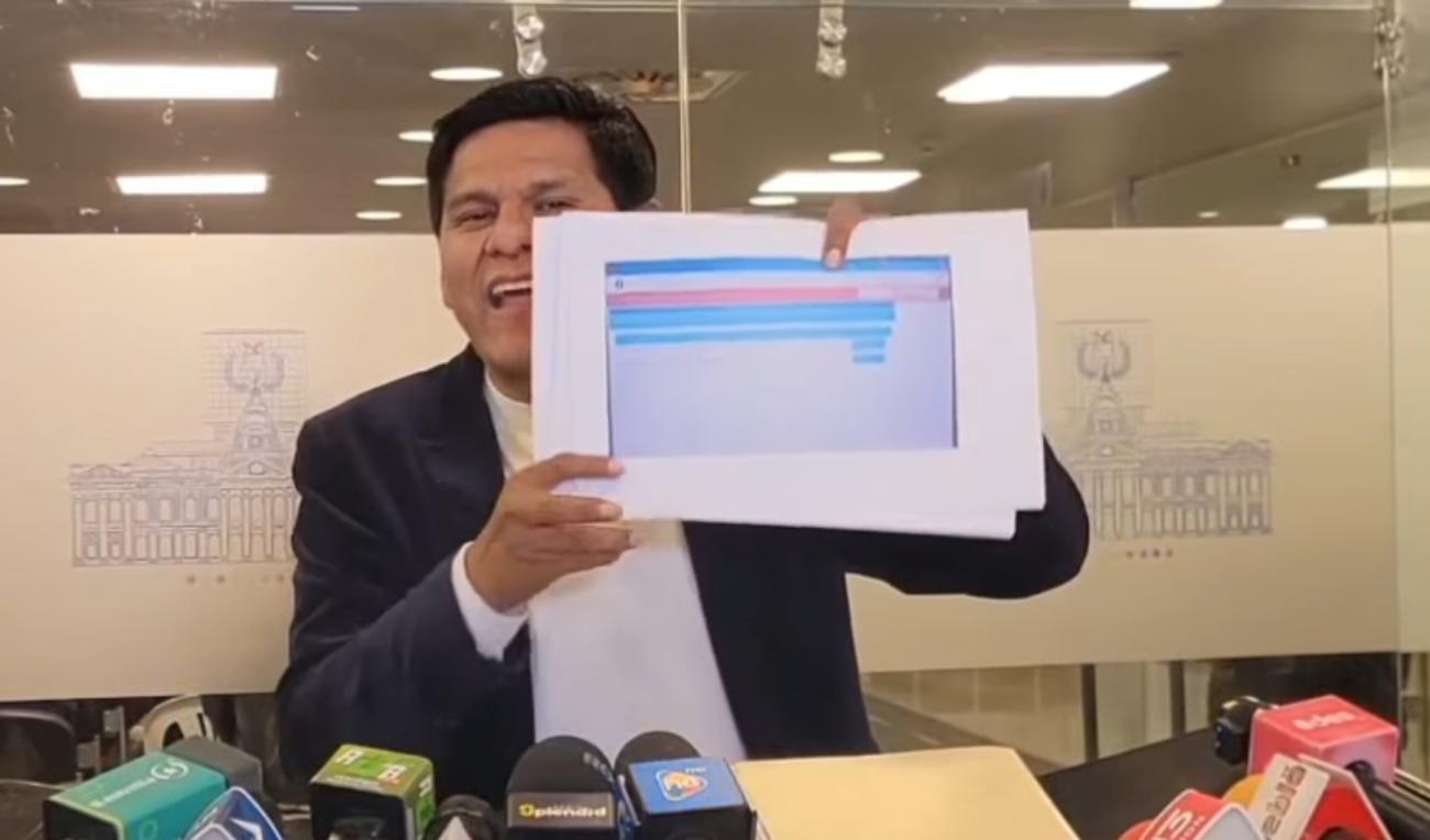 El diputado Pacheco en conferencia de prensa