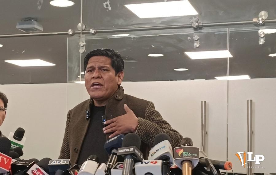 El diputado Pacheco en conferencia de prensa