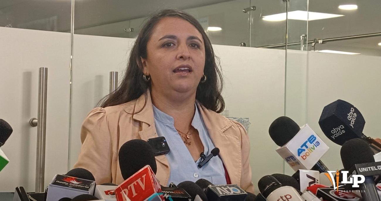 La diputada Vargas en conferencia de prensa