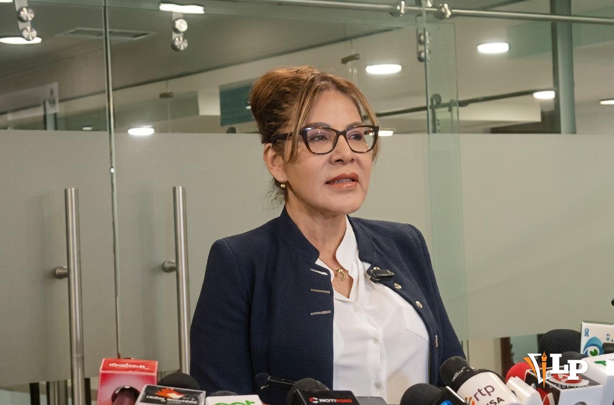 La diputada Rivero en conferencia de prensa